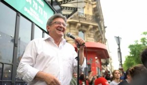 Législatives: Mélenchon s'adresse à ses sympathisants devant l'Elysée Montmartre