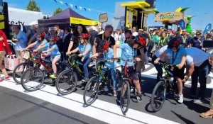 Des jeunes cyclos sur la ligne d'arrivée du Tour de France 