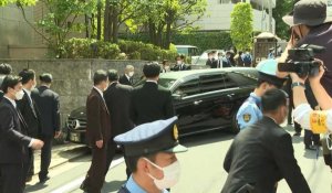 Un corbillard ramène le corps de l'ex-Premier ministre Shinzo Abe à son domicile à Tokyo