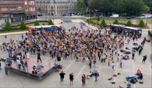 Flashmob de 900 écoliers devant la mairie de Calais
