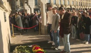 Attentat d'Arras : la foule dépose des roses en hommage au professeur tué