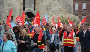 Cortège de manifestants contre l'austérité à Cambrai vendredi 13 octobre 2023