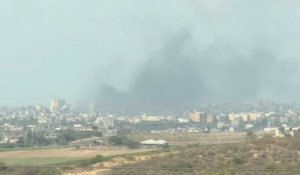 Des volutes de fumée se dégagent après des frappes israéliennes sur la bande de Gaza