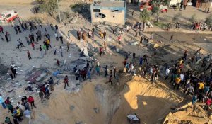 Des Palestiniens fouillent les décombres d'un bâtiment détruit à Khan Younes
