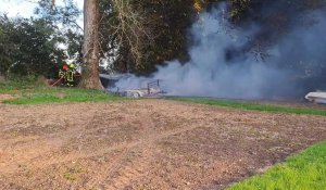 Foncquevillers : une remorque de voiture et dix-huit caisses en plastique détruites dans un incendie