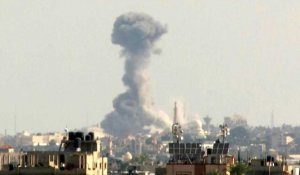Panache de fumée sur Rafah dans le sud de Gaza après des frappes aériennes israéliennes
