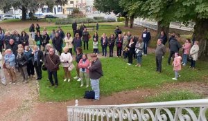 Saint-Etienne-au-Mont : un rassemblement devant la mairie en hommage à Dominique Bernard