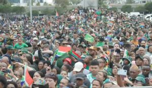 Afrique du Sud: une foule en liesse attend les champions du monde de rugby au Cap