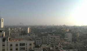 De la fumée s'élève au-dessus de la ville de Gaza, qu'Israël dit avoir encerclée