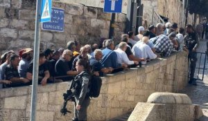 Des musulmans font la queue pour la prière du vendredi à la mosquée Al-Aqsa de Jérusalem