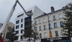 Une impressionnante intervention des pompiers pour sécuriser le toit d'un immeuble au Havre