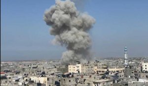 De la fumée s'élève après une frappe sur Rafah dans la bande de Gaza