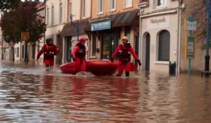 Les pompiers continuent leurs interventions pour évacuer les sinistrés