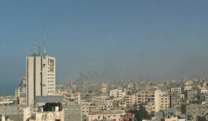 De la fumée s'élève après une explosion à Gaza