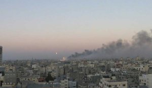 Fusées éclairantes et explosions dans le ciel de la ville de Gaza