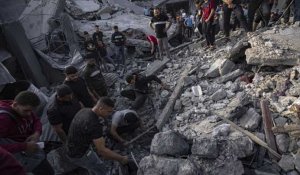 Gaza : nouveau bombardement sur un camp de réfugiés, l'aide humanitaire au compte-gouttes