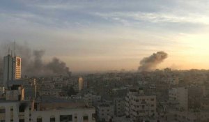 De nombreux coups de feu sont entendus et de la fumée s'élève au-dessus de Gaza