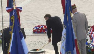105e anniversaire de l'Armistice de 1918: Macron ravive la Flamme sous l'Arc de Triomphe