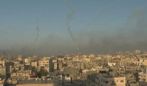 Des fusées éclairantes et de la fumée dans le ciel de la bande de Gaza