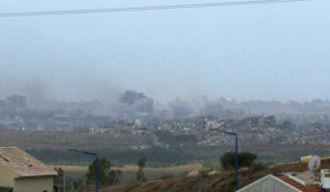 De la fumée s'élève de la bande de Gaza alors qu'Israël étend ses opérations militaires