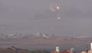 Fusées éclairantes et fumée au-dessus du nord de la bande de Gaza avant la trêve