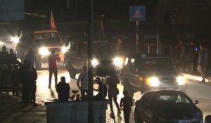 Des véhicules du CICR transportant des otages libérés par le Hamas quittent Gaza