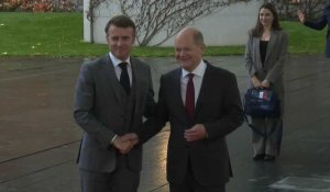 Macron arrive à la conférence du G20 Compact with Africa à Berlin