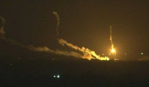 De la fumée s'élève de Gaza après des raids israéliens sur Rafah et Khan Yunis