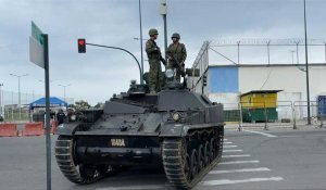 Véhicules militaires devant une prison dans le sud de l'Équateur
