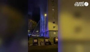 VIDÉO. Les pompiers combattent l'incendie dans une tour de Kervénanec, à Lorient