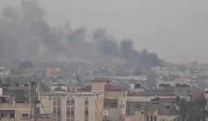 De la fumée se dégage après des frappes sur Khan Younès, vue depuis Rafah