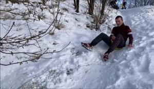 Luge et bataille de boules de neige sur le terril de la Bleuse-Borne à Anzin