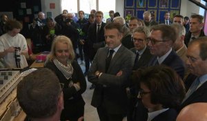 Macron et Dati visitent les "Ateliers Médicis", lieu culturel en Seine-Saint-Denis