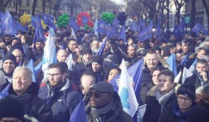 Paris : inquiets pour les JO, des policiers manifestent (2)