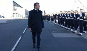 Emmanuel Macron assiste aux honneurs militaires sur la base navale de Cherbourg