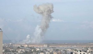 De la fumée s'élève après des frappes israéliennes sur Rafah et Khan Younès