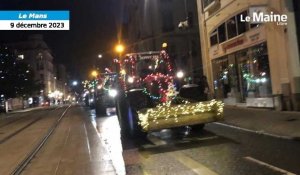 VIDÉO. Les tracteurs illuminés des agriculteurs arrivent au Mans
