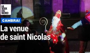 La descente de saint Nicolas sur la façade de la mairie de Cambrai et le lancement des illuminations de Noël comme si vous y étiez