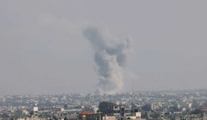 De la fumée s'élève après une frappe sur Khan Younès, dans le sud de Gaza