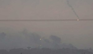 Des fusées éclairantes sont visibles dans le nord de Gaza et de la fumée s'élève