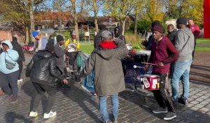 Saint-André :  les compagnons grévistes sans-papiers de la Halte Saint-Jean manifestent devant la mairie 