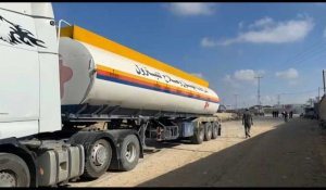 Des camions transportant de l'aide et du carburant au point de passage de Rafah