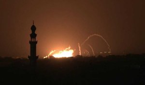 Un incendie se déclenche après des frappes dans le sud de la bande de Gaza