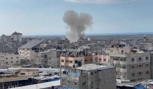 De la fumée s'élève dans la ville de Rafah au sud de Gaza après une frappe israélienne