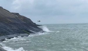 L'hélicoptère de la marine nationale sauve plusieurs migrants coincés dans les falaises