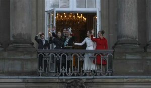 Le nouveau roi du Danemark salue la foule à la résidence royale de Copenhague