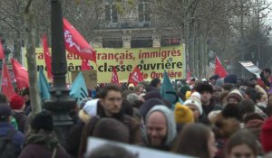 Paris: les opposants à la loi immigration manifestent dans la rue