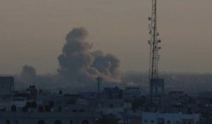 Gaza : panaches de fumée après des frappes israéliennes au 100e jour de la guerre