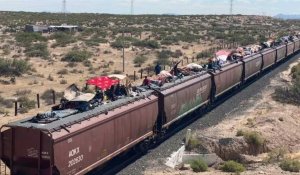 Plus d'un millier de migrants arrivent juchés sur un train à la frontière mexico-américaine