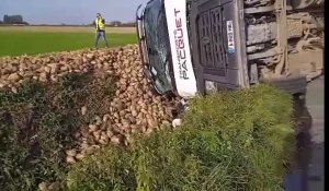 Un camion se renverse route de Noordpeene à Zuytpeene